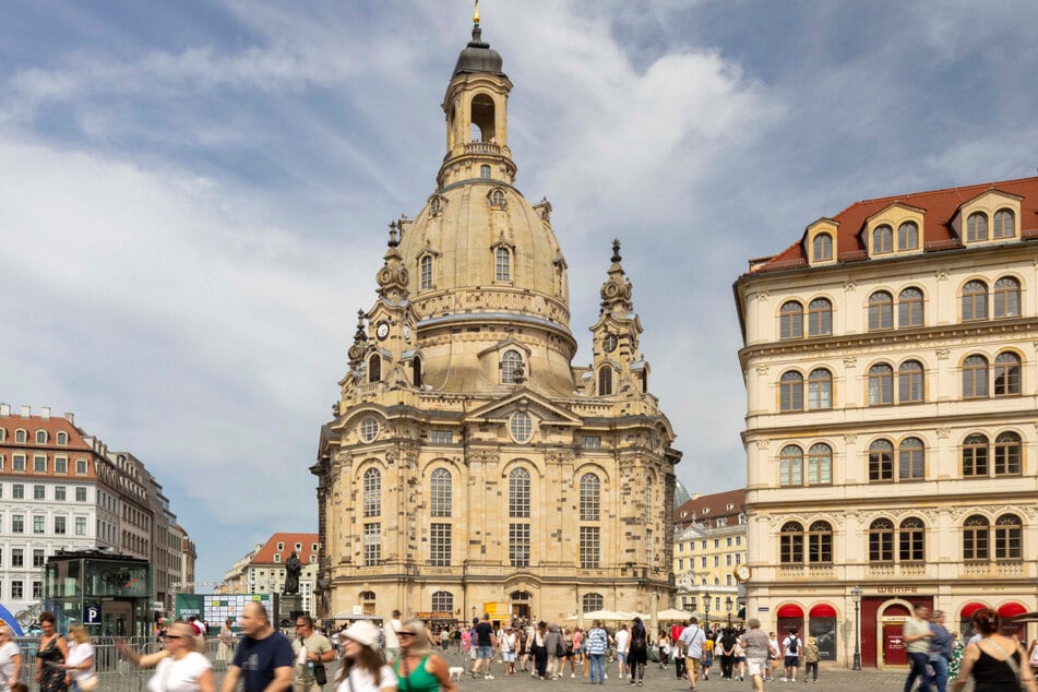 Trefft Euch am Sonntag an der Frauenkirche mit dem Spazierclub Dresden.
