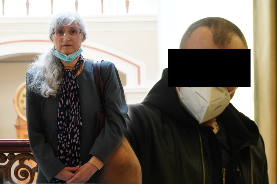 Rentnerin am Friedhof überfallen: Räuber jammert vor Gericht um Milde