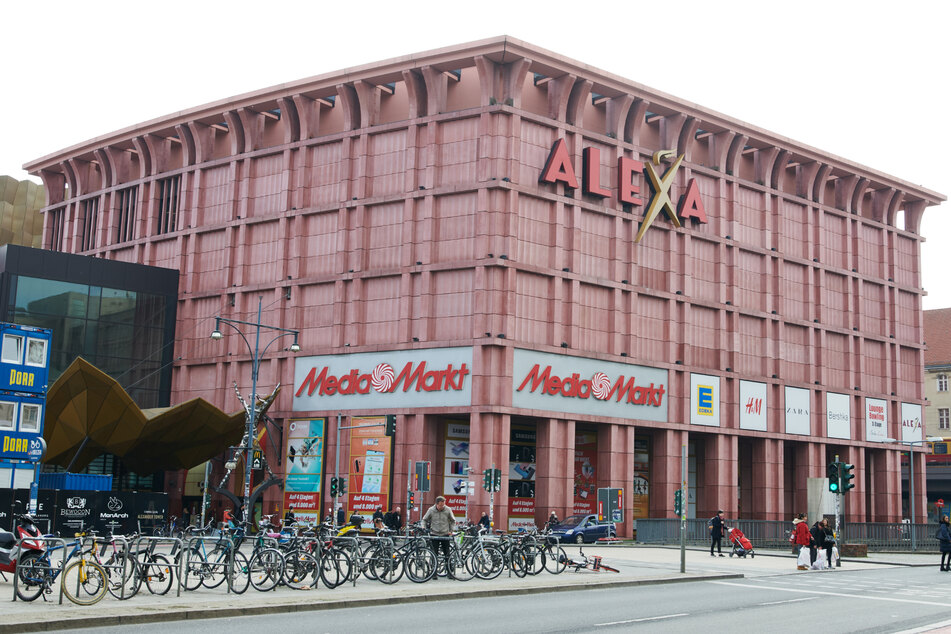 Im Shopping-Center am Alexanderplatz gibt es eine tolle Möglichkeit für Bowling in Berlin.