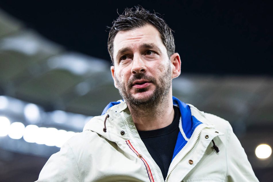 Hertha-Coach Sandro Schwarz (44) hat angekündigt, trotz Plattenhardts Fehlen im Trainingslager an seinem Mannschaftsführer festzuhalten.