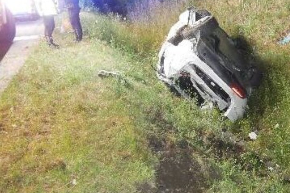 Unfall A1: Schlimmer Crash auf A1: Tesla überschlägt sich! Fahrerin schwer verletzt