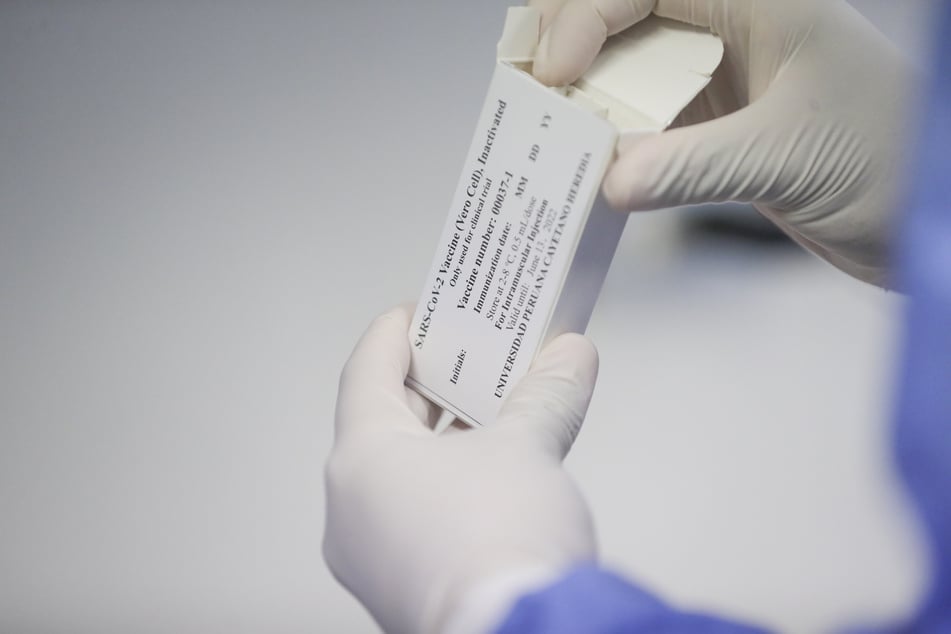 Ein Mitarbeiter des Gesundheitswesens zeigt eine Packung des Impfstoffes des chinesischen Pharmakonzerns Sinopharm gegen Sars-CoV-2.