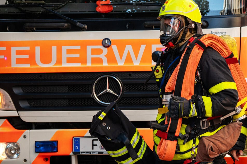 Wohnhausbrand in der Berger Straße: Die Löscharbeiten der Frankfurter Feuerwehr dauerten bis weit in den Samstag hinein an.
