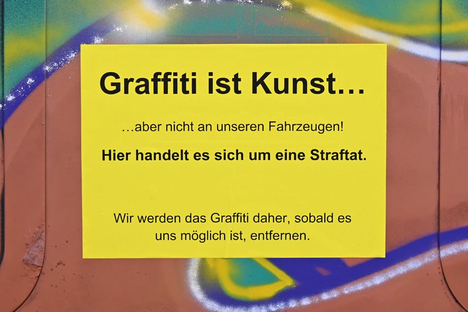 Die Deutsche Bahn weist mit Schildern auf die Straftat hin.