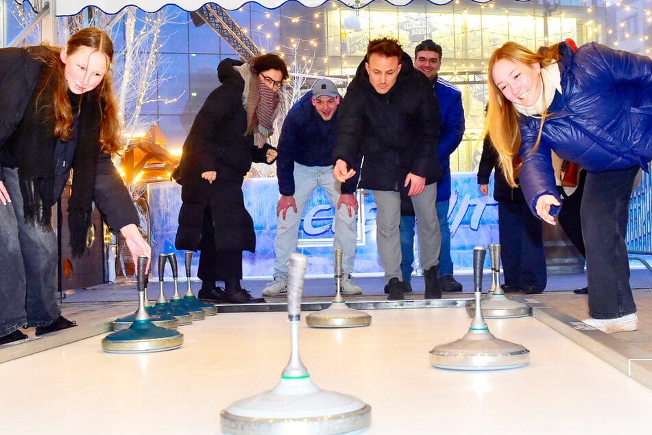 Schnappt Euch Eure Kollegen oder Familie und startet mit ihnen ein spannendes Battle im Eisstockschießen.