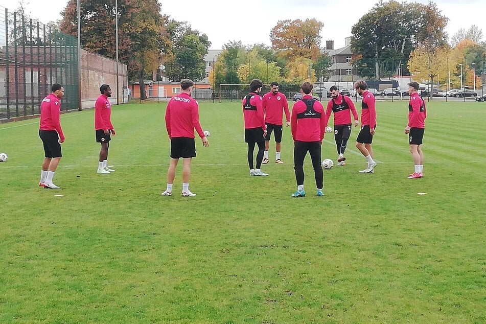 Bild aus der Vorwoche: Tolga Cigerci (33, 5.v.r.) mischt im Cottbuser Training mit.