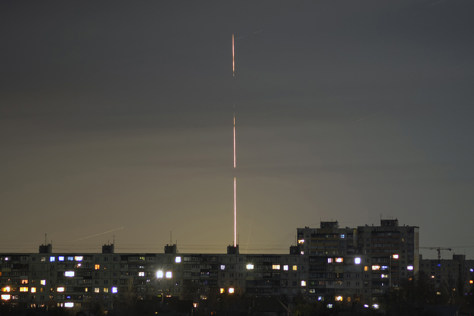 Eine Rakete startet in der russischen Region Belgorod in Charkiw. © Vadim Belikov/AP/dpa