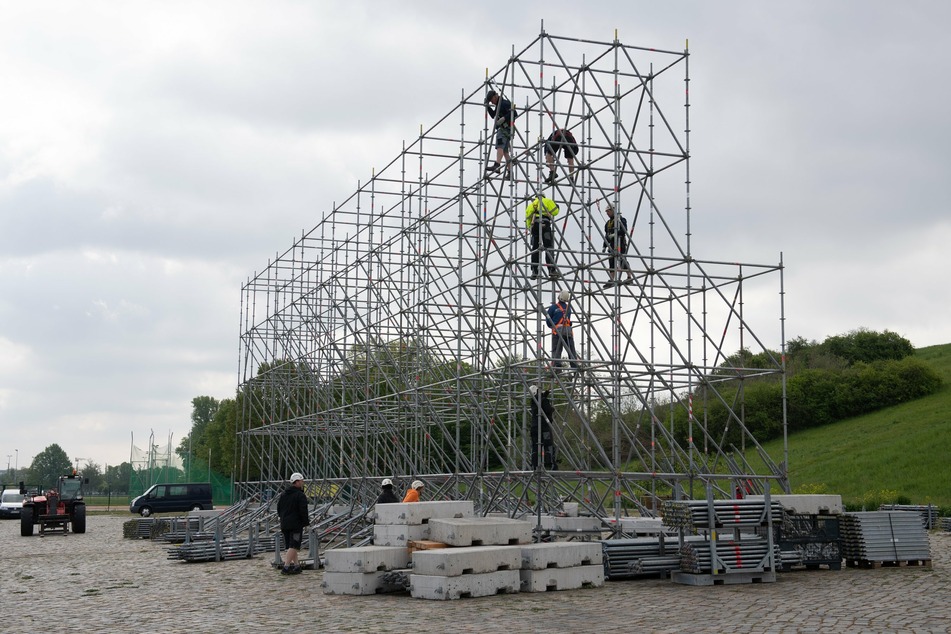 Monteure errichten im Ostragehege das Gerüst für die knapp 500 Quadratmeter große Filmleinwand eines Autokinos. Ab dem 12. Mai 2020 soll das Autokino starten und über 500 Autos Platz bieten.