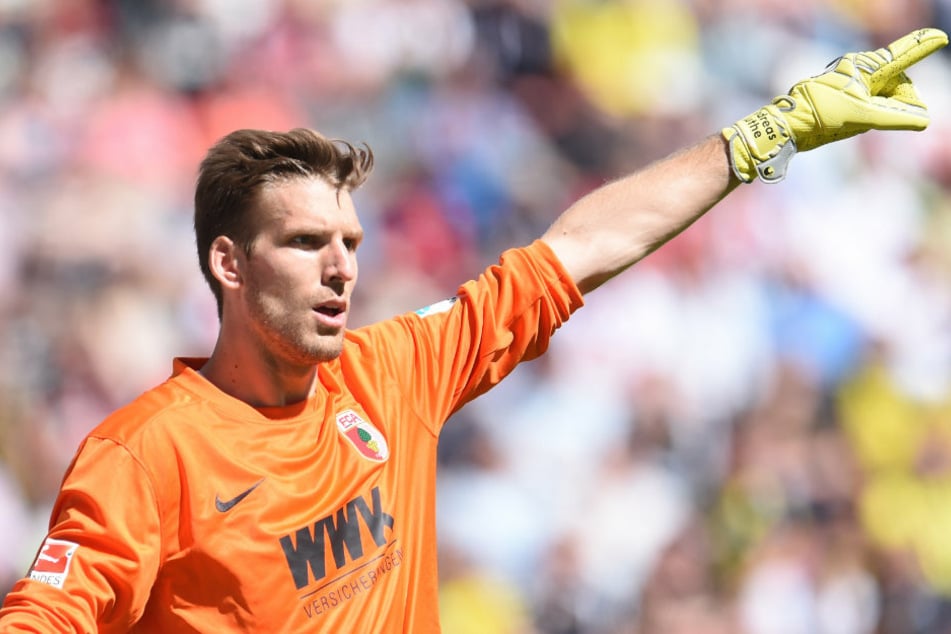 Der neue Union-Keeper Andreas Luthe (33), hier noch im Trikot des FC Augsburg, zeigt an, wohin es für ihn bei den Eisernen gehen soll.