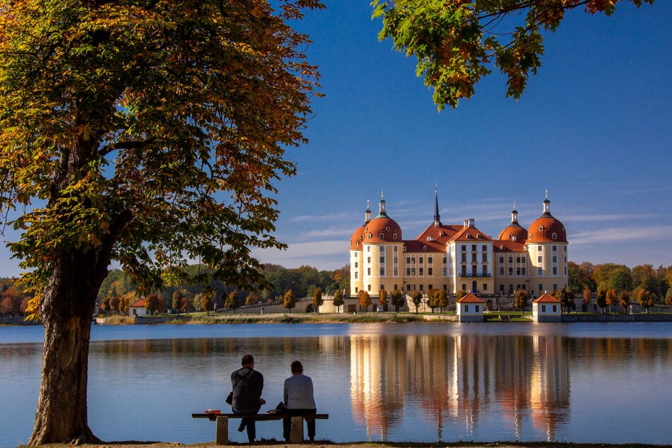 Den goldenen Oktober genießen - zum Beispiel am Schlossteich Moritzburg.