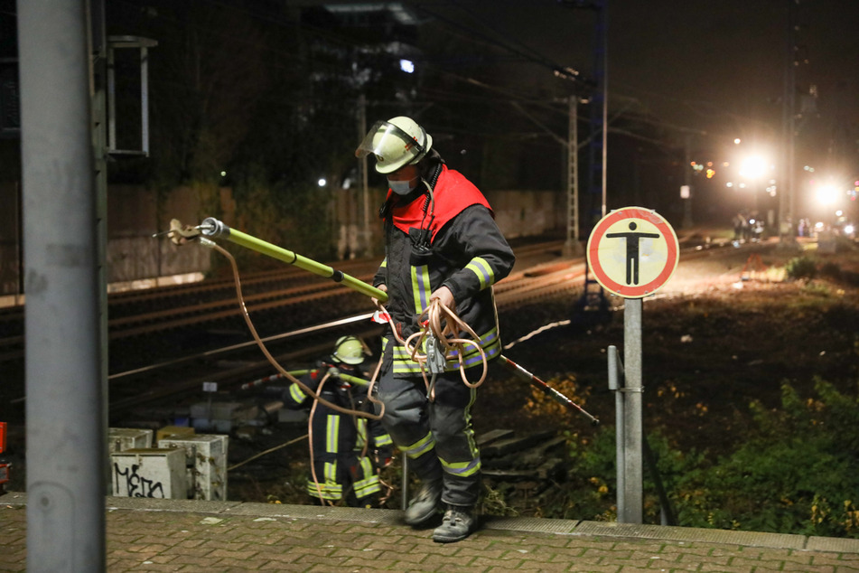In Düsseldorf-Unterrath ist am Samstagabend eine S-Bahn in einer Unterführung steckengeblieben.