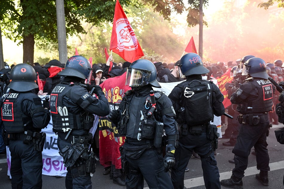 Der Kessel, den die Polizei beim "Tag X" um die Demonstranten zog, stieß vielen übel auf.
