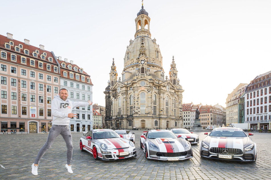 Steve Mizera freut sich wie ein kleiner Junge über seine Sportwagen. Auf dem Dresdner Neumarkt parken (vorn, v.l.) Porsche 911 GT3 (430 PS), Corvette Z06 C7.R (659 PS) und Mercedes AMG GTS (510 PS). Dahinter röhren Lamborghini Gallardo (540 PS) und Audi R8 V10.