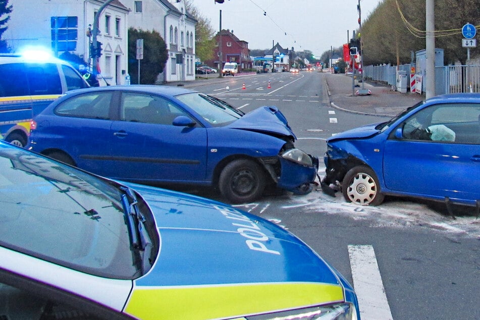 Schwerer Unfall in Langenfeld: Zwei Verletzte, Fahrer flüchtet