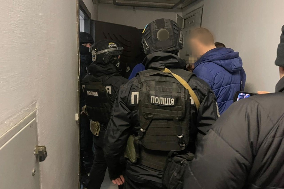 Die Einsatzkräfte durchsuchten mehrere Objekte in Deutschland und der Ukraine und sicherten Beweise.