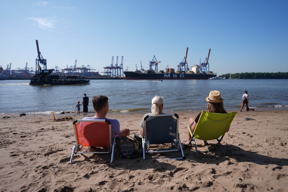 Am Montag können die Hamburger noch mal das sommerliche Wetter am Elbstrand genießen. (Archivfoto)