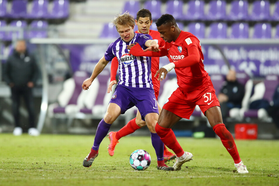 Aue-Mittelfeldmann Jan Hochscheidt (links) und Bochum-Kicker Armel Bella-Kotchap (rechts) im Zweikampf.