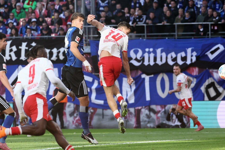 Christoph Baumgartner (o.r.) bringt RB Leipzig per Kopfball in Front.