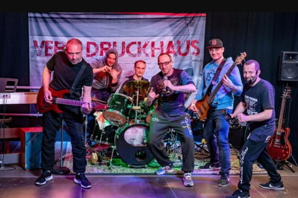 Die Anstaltsband VEB Druckhaus bei ihrem ersten Konzert 2023.