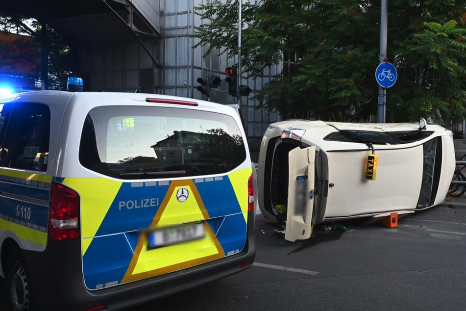 Schwerer Crash an Kreuzung: Taxi landet auf der Seite