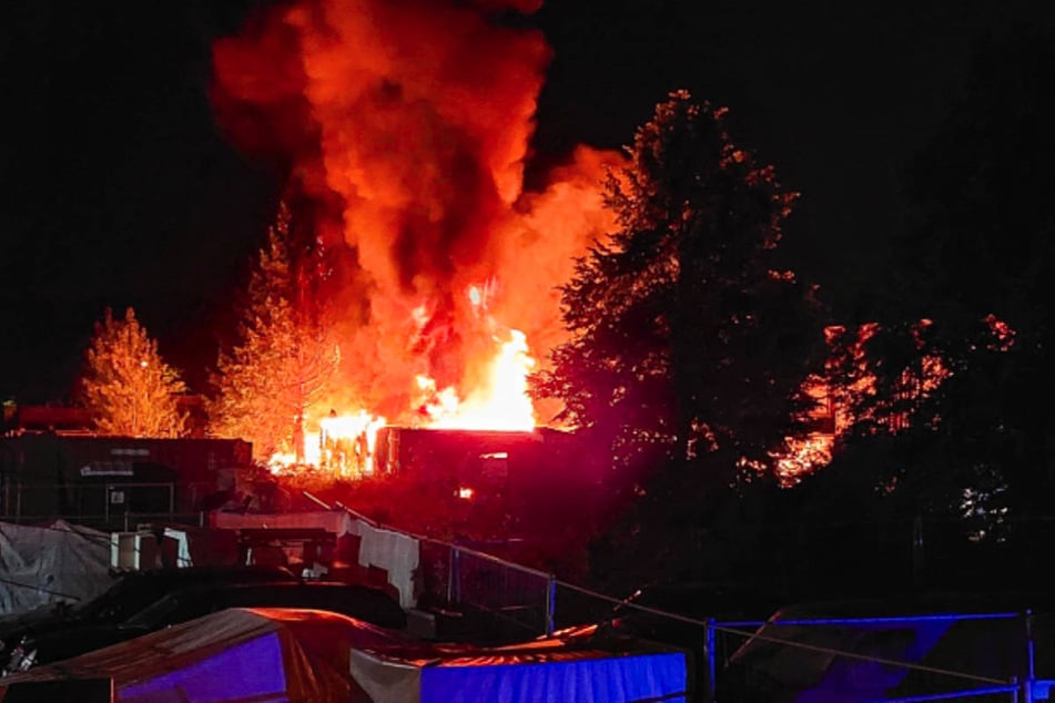 Der Feuerschein und die Rauchwolke sind weithin sichtbar gewesen.