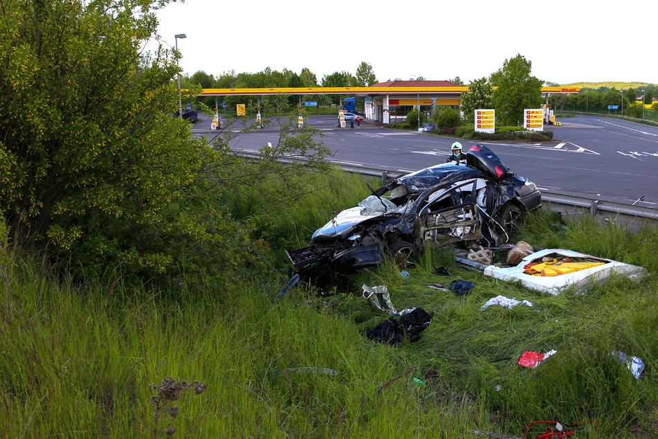 Ein Autofahrer hat sich bei der Einfahrt zu einer A4-Raststätte überschlagen. Er und seine beiden Söhne wurden verletzt.