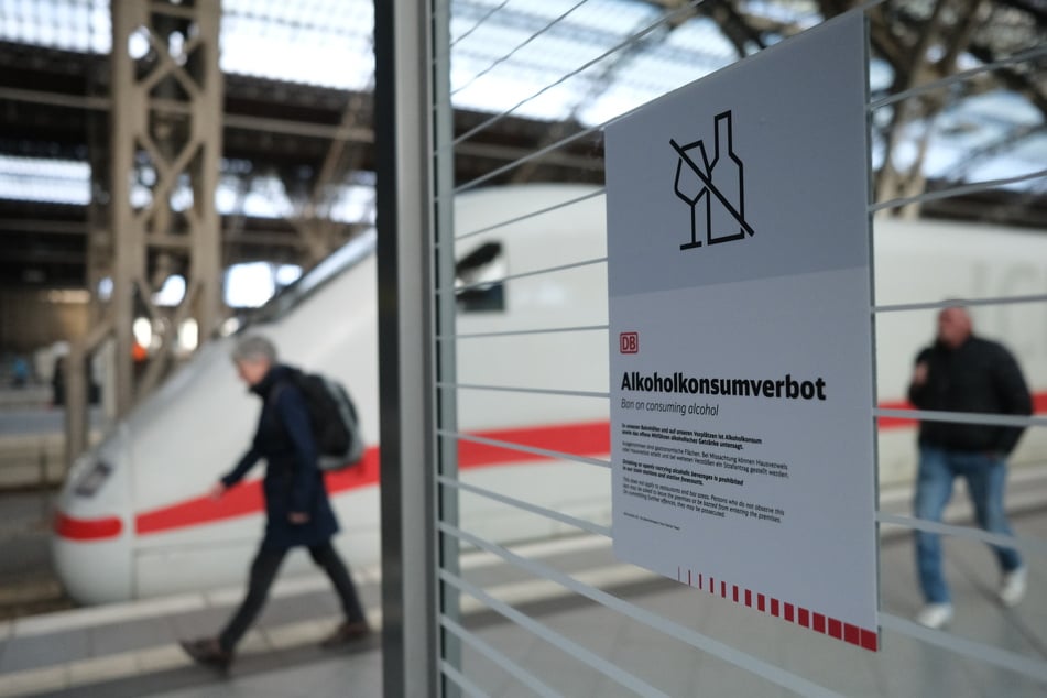 In den Zügen darf hingegen weiter getrunken werden.