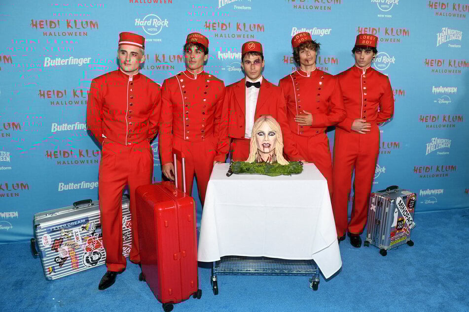 Die Elevator Boys brachten eine Torte in Form von Heidis Kopf mit zur Party.