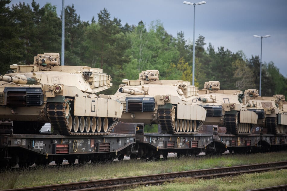 Panzer vom Typ M1A1 Abrams aus US-Beständen werden für den Transport in die Ukraine vorbereitet. (Archivbild)