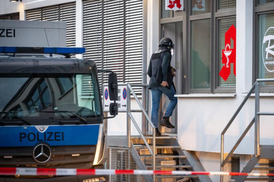 Ein Entschärfer der Polizei betritt die Apotheke, in der der explosive Stoff gefunden wurde.