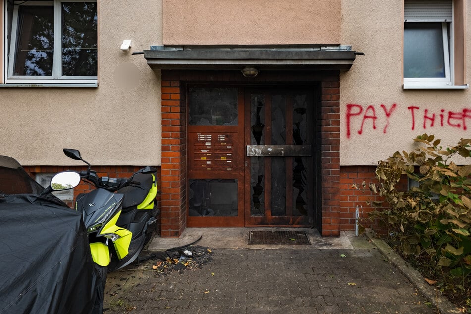 Ob der gesprühte Schriftzug neben der Haustür etwas mit der Tat zu tun hat, teilte die Polizei bislang nicht mit.