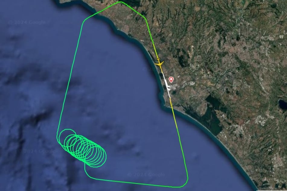Auf Flightradar.de sieht man, wie die Maschine zunächst mehrere Schleifen über dem Mittelmeer drehte, bevor es nach Rom zurückkehrte.