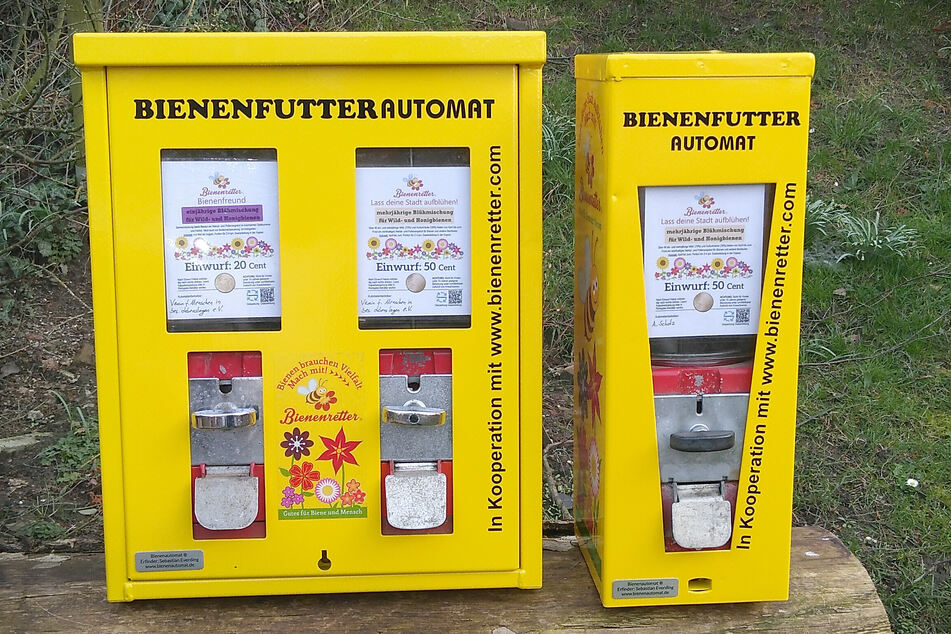 Umgebaute Kaugummi-Automaten stehen in Dortmund.