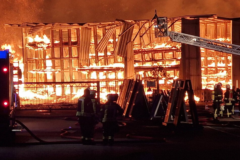 Berlin: Schaden in Millionenhöhe: Gewerbegebiet geht in Flammen auf