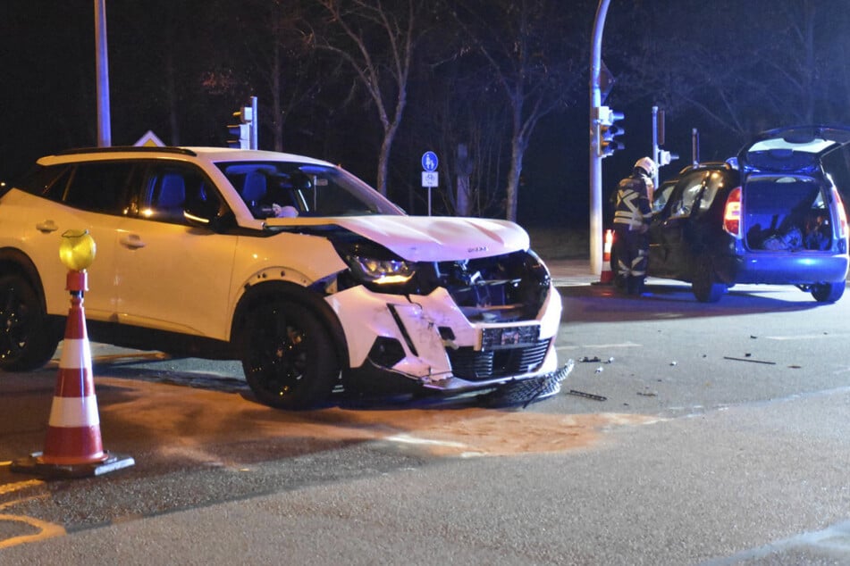 Kreuzungs-Crash in Bautzen: Peugeot kracht in Skoda