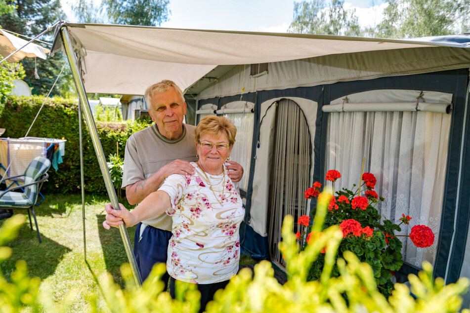 Die "dienstältesten" Dauercamper: Christa (78) und Peter Dörschel (80) kommen schon seit 54 Jahren auf den Platz.