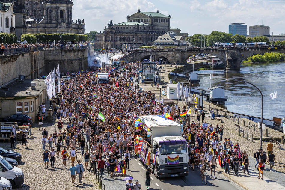 Tausende CSD-Teilnehmer liefen an der Elbe entlang.