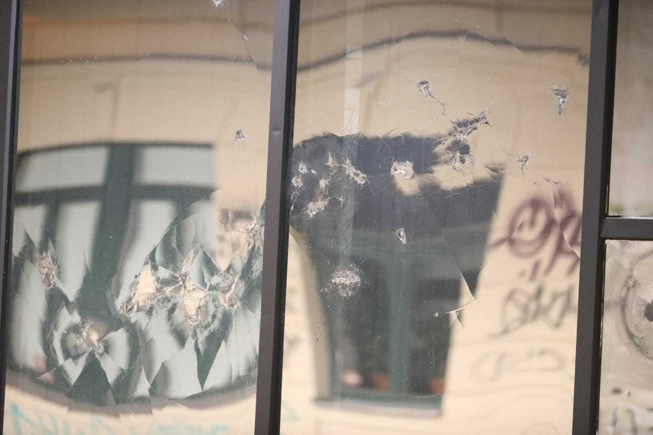 Am Samstagabend flogen wieder Steine auf den Polizeiposten in Connewitz.