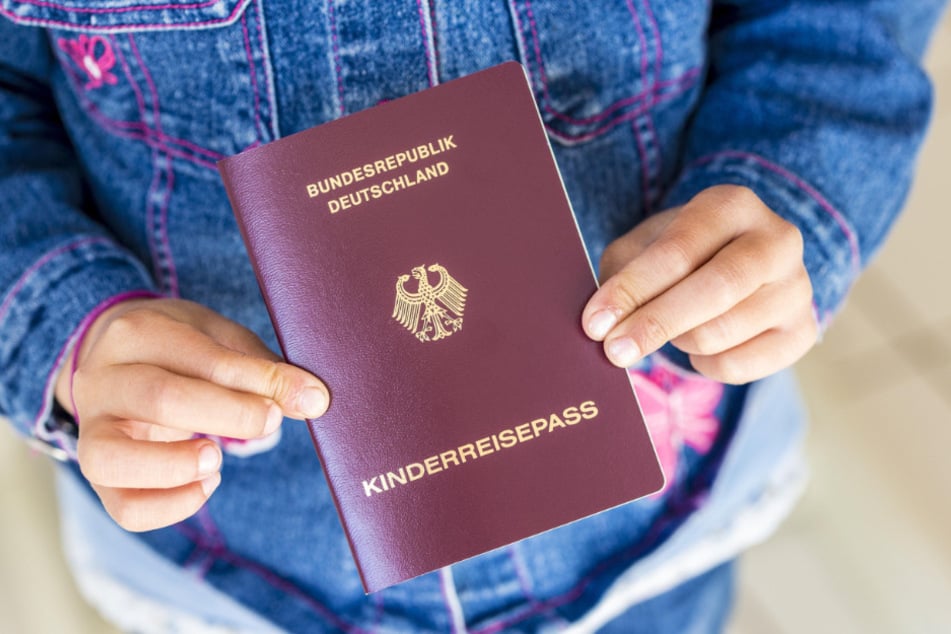 Der alte Kinderreisepass ist nur begrenzt noch gültig. (Symbolbild)