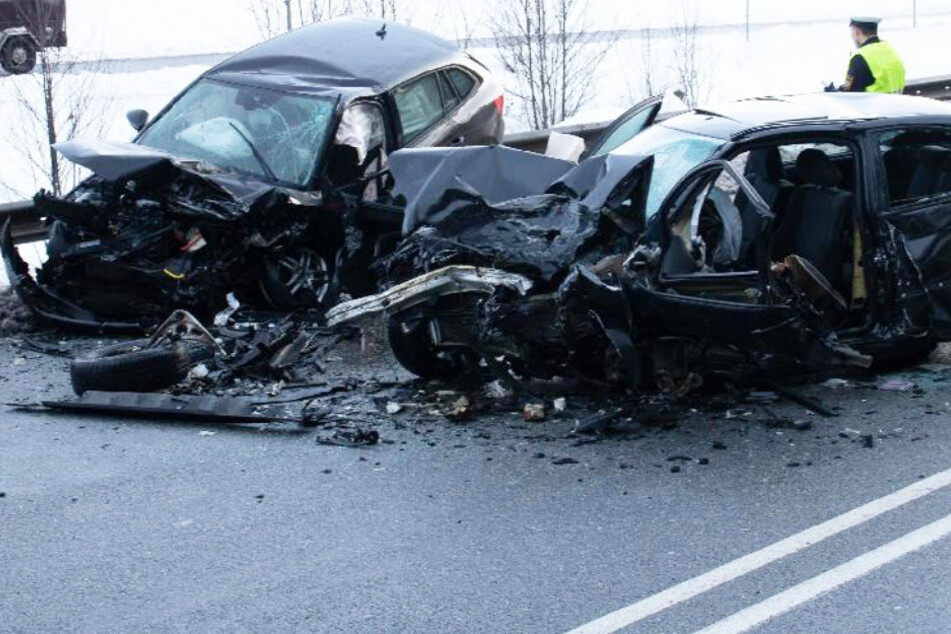 Todes-Crash auf Bundesstraße: BMW-Fahrer rast frontal in Skoda