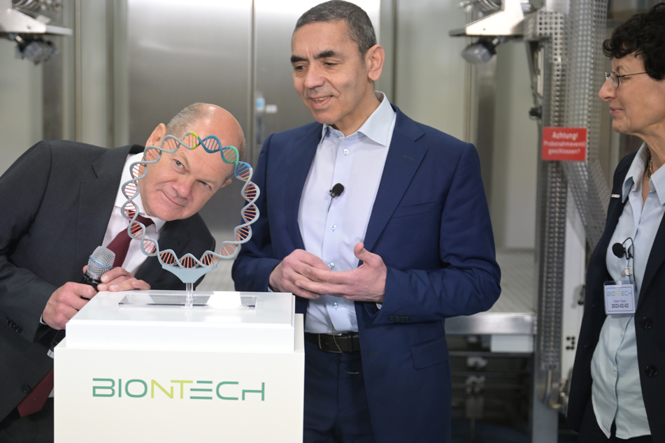 Bei einem Besuch des erfolgreichen Pharmaunternehmens BioNTech ließ Bundeskanzler Olaf Scholz (64, l.) verlauten, dass man alles dafür tue, den Forschungsstandort Deutschland weiter zu stärken.