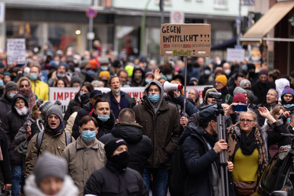 In Deutschland wird zwar viel gegen die Corona-Politik demonstriert, ein Großteil der Bevölkerung lehnt die Demonstrationen aber ab.