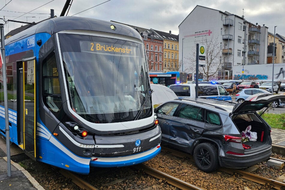 Chemnitz: Straßenbahn kracht in Skoda