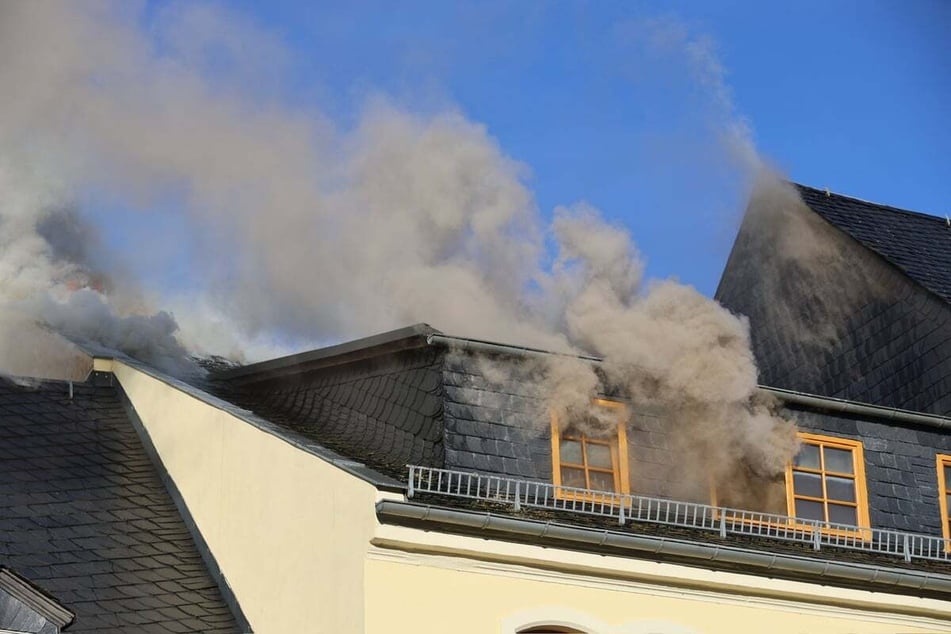 Dichter Rauch schoss aus den Dachgeschoss-Fenstern.