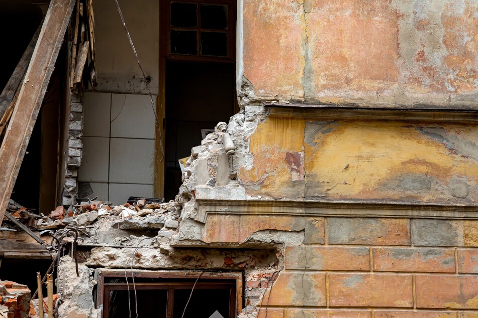 French emergency workers broke down walls to transport a 862-pound woman to medical treatment.