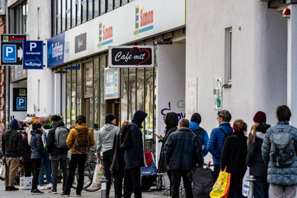 Kunden waren vor einem Lebensmittelgeschäft auf Einlass.