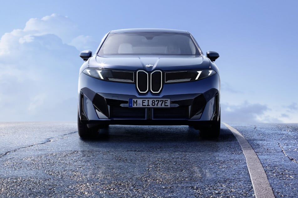 Die neue Designsprache des BMW iX3 verkörpert technologischen Fortschritt in seiner klarsten Form. Großzügige Flächen und präzise Linien schaffen eine aerodynamische Silhouette mit souveräner Präsenz.