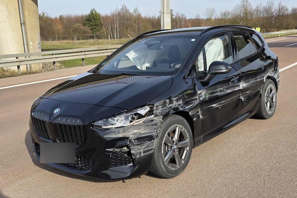 Die linke Seite des Autos wurde bei dem Zusammenstoß stark beschädigt.