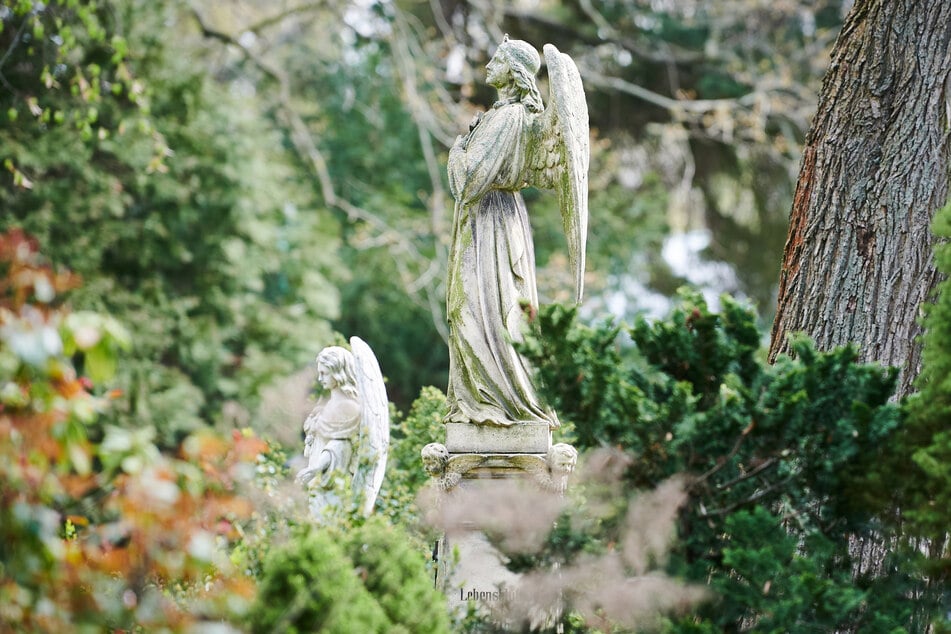 In Leipzig wurde am Freitag eine Statue von einem Friedhof demontiert. (Symbolbild)