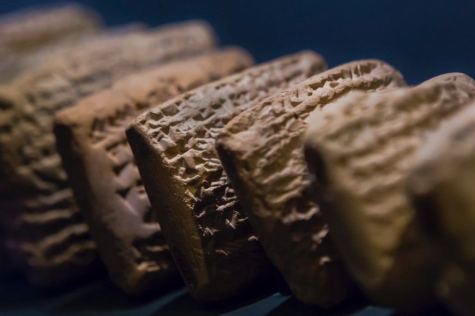 Keilschrift-Tafeln sind in einem Museum ausgestellt. Wissenschaftler aus München kamen nun zu neuen Erkenntnissen über die alten Schriften. (Symbolbild)